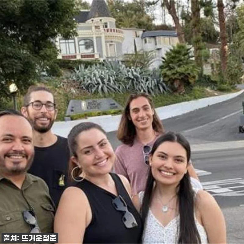 할리우드 유령과 로맨틱 데이트? 👻 관련 이미지 2