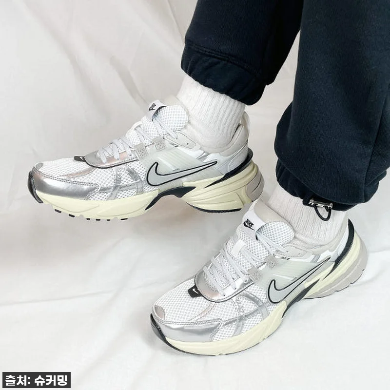 이슈템 떴다! 찐후기) 나이키 V2K 관련 이미지 1